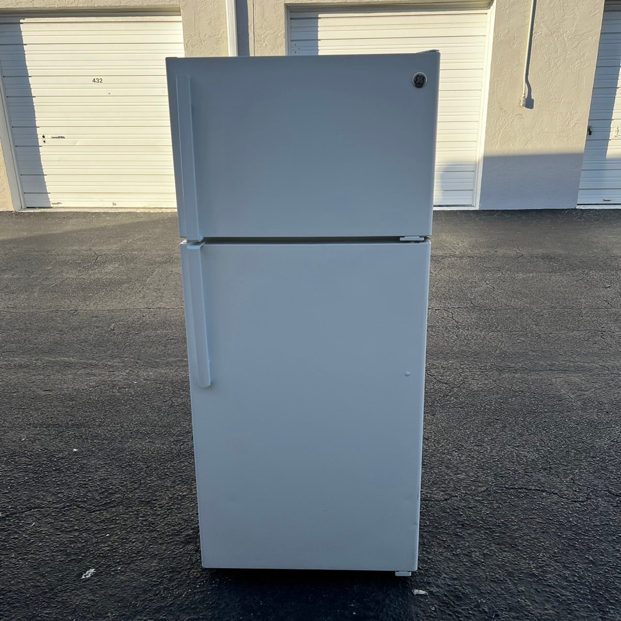 GE Top and Bottom Refrigerator GE Top and Bottom Refrigerator